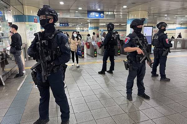 புகை குண்டுகளை வீசி ஒன்பது பேர்களை கத்தியால் தாக்கிய நபர்... பின்னர் எடுத்த அதிர்ச்சி முடிவு | Knifeman Stabs Nine People In Taiwan