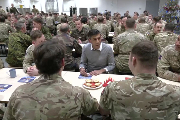படை வீரர்களுக்கு உணவு பரிமாறிய பிரதமர் ரிஷி சுனக்! | Prime Minister Rishi Sunak Served Food Soldiers