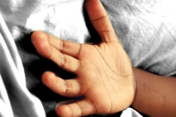 தந்தை கண் முன்னே கருங்கல்லில் சிக்கி பலியான நான்கு வயது குழந்தை