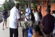 බලන්නකෝ හිටපු මැකෝ කරන වැඩේ..(PHOTO)