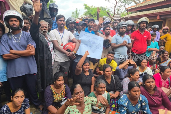 நிவாரணங்களை வழங்க கோரி பிரதேச செயலகத்தை முற்றுகையிட்ட மக்கள் | People Besieged Verugal Secretariat Relief நிவாரணங்களை வழங்க கோரி பிரதேச செயலகத்தை முற்றுகையிட்ட மக்கள் | People Besieged Verugal Secretariat Relief