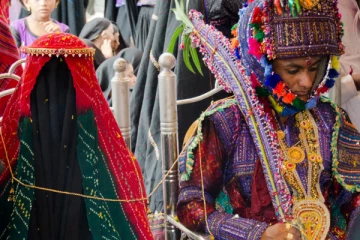 புது தம்பதியை 3 நாட்கள் கழிப்பறைக்கு செல்லவிடாத பழங்குடி!  இப்படி ஒரு அவலமா?