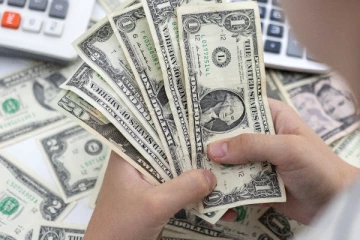 අද ඩොලරයට ලැබුණ විශේෂ වටිනාකම. (PHOTO)