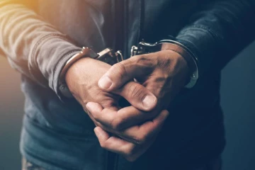 போலியான அழகுசாதனப் பொருட்கள் விற்பனை : இருவர் கைது