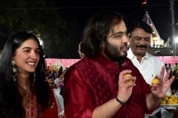 ஆனந்த் அம்பானி திருமணத்திற்காக குவியும் உலகின் பிரபலங்கள்!