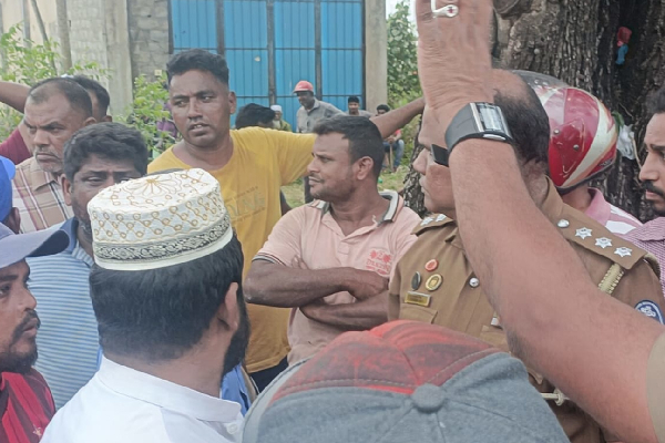 வவுனியாவில் மக்களுக்கு இடையில் முரண்பாடு; பொலிசார் தலையீடு! | Conflict Among People In Vavuniya Police