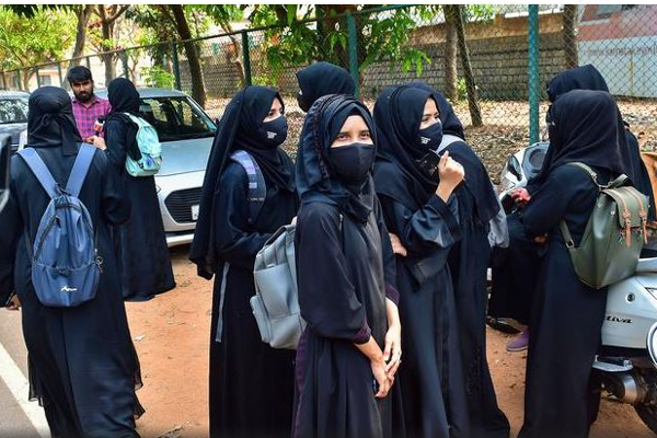 ஹிஜாப் சர்ச்சை : “அனைத்து மாணவர்களும் பள்ளி விதித்துள்ள ஆடைக் கட்டுப்பாட்டை பின்பற்ற வேண்டும்” - உள்துறை அமைச்சர் அமித்ஷா | Amit Shah Comments About Hijab Controversy