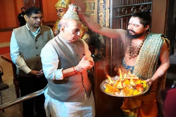 இந்திய பாதுகாப்பு அமைச்சர் சீதை அம்மன் ஆலயத்தில் வழிபாடு