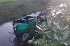 கிளிநொச்சி,பெரியகுளம் பகுதியில் முச்சக்கர வண்டியொன்று தடம்புரண்டதில் ஒருவர் உயிரிழப்பு