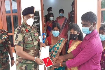 இராணுவத்தால் அமைக்கப்பட்ட இரு வீடுகள் பயனாளிகளிடம் கையளிப்பு