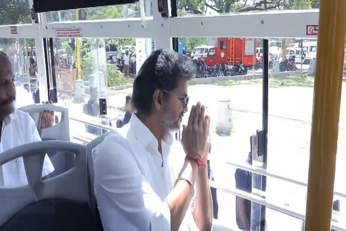 பேருந்தில் பயணம் செய்த விஜய்! வைரலாகும் காணொளி | Vijay Travels By Bus Video Goes Viral