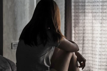 அட்ஜெஸ்ட்மெண்ட் செய்யமறுத்த நடிகை!! பலான கேசில் மாட்டிவிட்டு காலி செய்த பிரபல நடிகர்..