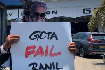 கொழும்பில் ஆர்ப்பாட்ட களத்தில் கோட்டாபய போன்று வேடமிட்ட நபர் (Video)