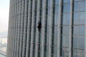 உலகின் 6-வது உயரமான கட்டிடத்தில் ரோப் இல்லாமல் ஏறிய நபர் - பின்பு நடந்தது என்ன?