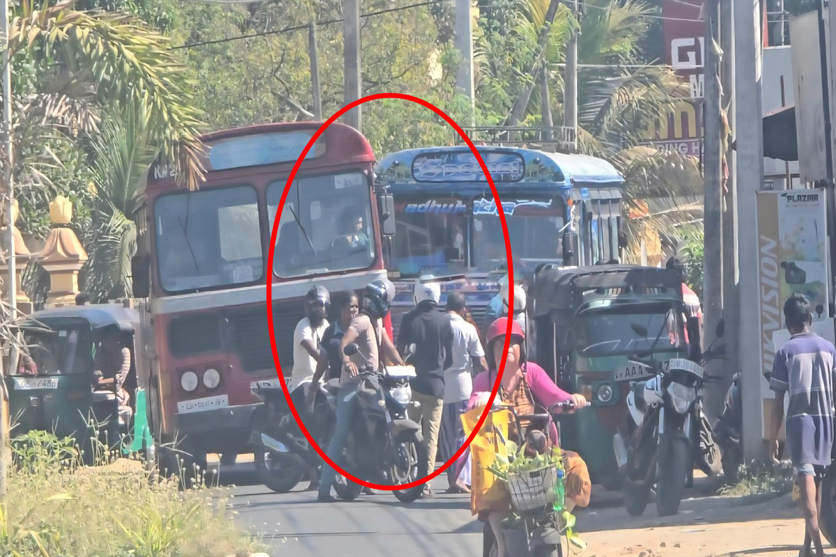 யாழில் புத்தாண்டு வேகம்; ஒன்றை ஒன்று உரசிய பேருந்துகள்! | New Year Rush In Jaffna Buses Accident