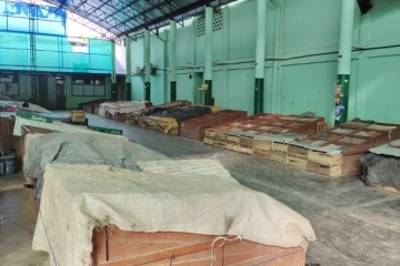 யாழில் பலசரக்கு கடைகளில் மரக்கறி விற்க தடை விதிக்க கோரி போராட்டம் (Photo)