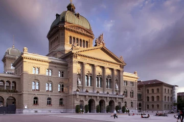 சுவிட்சர்லாந்து நாடாளுமன்ற நுழைவு வாயில் அருகே பரபரப்பை ஏற்படுத்திய நபர்!