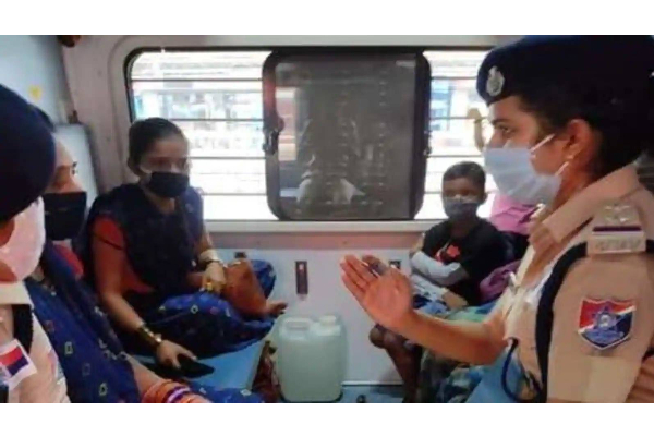 இரயிலில் பயணம் செய்யும் பெண்கள் கட்டாயம் தெரிந்து வைத்திருக்க வேண்டிய சட்டங்கள் என்னென்ன? | Indian Railways Protects Woman Passengers