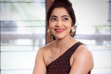 மார்டனா, புடவையா எல்லா லுக்கிலும் அசத்தும் தொகுப்பாளினி ரம்யா புகைப்படங்கள்