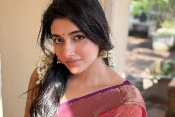 பொங்கலுக்கு சேலையில் மின்னும் நடிகை மிர்ணா!! க்யூட் புகைப்படங்கள்..