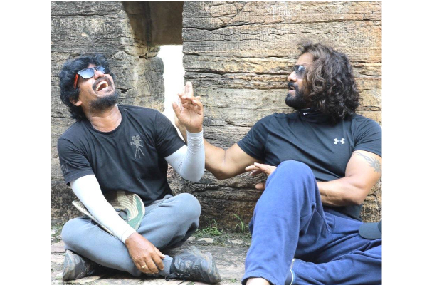 பொன்னியின் செல்வன் ஷூட்டிங் ஸ்பாட்டில் சீயான் விக்ரம், யாருடன் உள்ளார் என பாருங்கள்.. | Chi Yan Vika Ravi Var