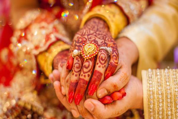 மணமேடையில் மாப்பிளையை வெளுத்து வாங்கிய உறவினர்கள்.. நடந்தது என்ன? | Pallavaram Youth Caught Cheating In Marriage