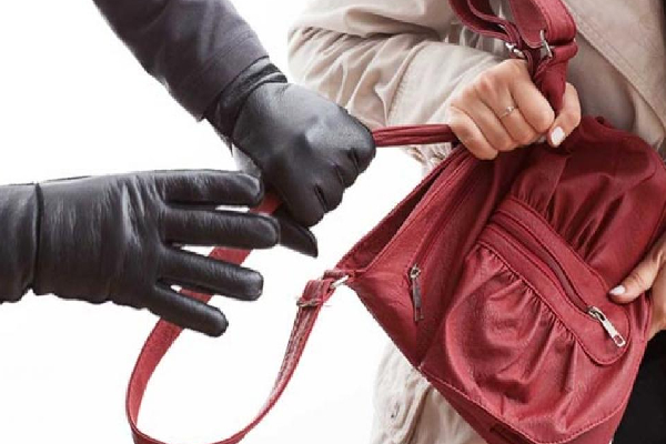 இலங்கை வந்த வெளிநாட்டுக்கு பெண்ணுக்கு இப்படி ஒரு சோகம்! | Hand Bag Robbery
