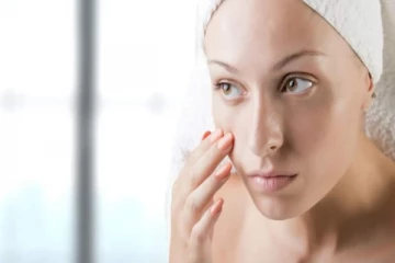 எப்போதும் உங்கள் முகத்தில் எண்ணெய் வடியுதா? இதனை சரி செய்ய சில எளிய டிப்ஸ் இதோ!