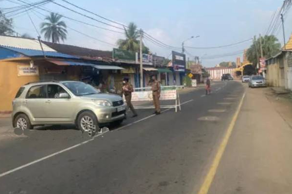 யாழில் முக்கிய இடங்களில் பலத்த பாதுகாப்பு! குவிந்த பொலிஸ் - இராணுவம் | Jaffna Place Heavy Security Army Visit Pm Mahinda