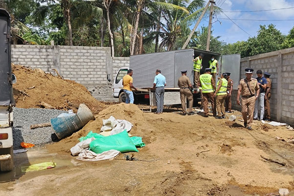 தங்காலையில் சிக்கிய மற்றுமொரு ஐஸ் லொறி | Another Ice Lorry Stuck In Tangalle
