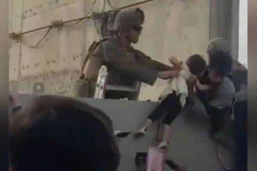 ஆப்கான் குழந்தையை பாதுகாப்பாக தந்தையிடம் ஒப்படைத்த அமெரிக்க பாதுகாப்பு படை!