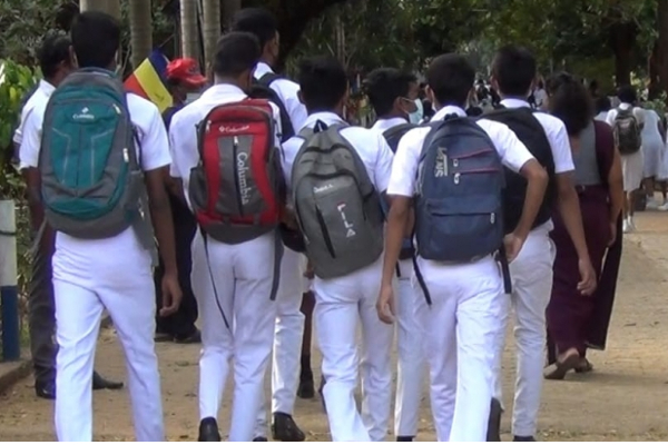 பிரபல பாடசாலைக்குள் நுழைந்த 4 மாணவர்கள்; சோதனையிட்ட பொலிஸாருக்கு அதிர்ச்சி! | Drugs In School Student S Book Bag