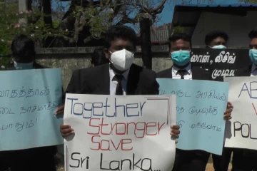 அரசாங்கத்திற்கு எதிராக ஆர்ப்பாட்டத்தில் ஈடுபட்ட கந்தளாய் நீதிவான் நீதிமன்ற சட்டத்தரணிகள் (Photos)