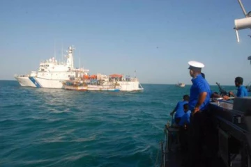 இலங்கை  கடற்பரப்பில் ஆபத்தான பெரும் தொகை பொருட்களுடன் சிக்கிய வெளிநாட்டு கப்பல்!