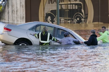100 ஆண்டுகளில் இல்லாத அளவில் கனடாவை புரட்டிப்போட்ட இயற்கையின் சீற்றம்...  அப்புறப்படுத்தப்பட்ட  10,000 பொதுமக்கள்!