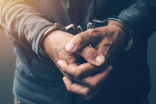 பல மில்லியன் பெறுமதியான முத்துக்களுடன் இளைஞன் கைது | Youth Arrested With Multi Million Valued Pearls