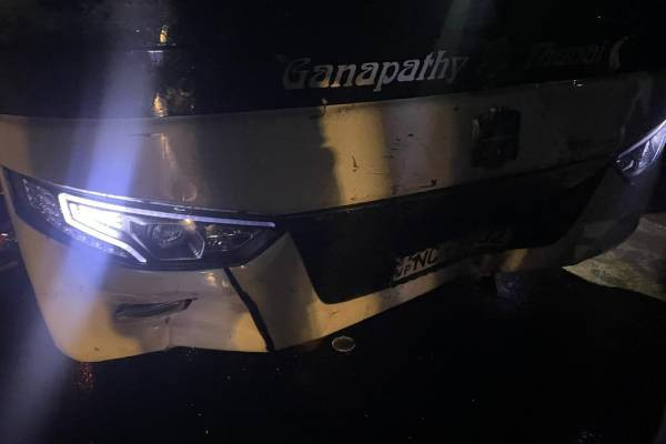 கட்டுநாயக்க பகுதியில் அதிசொகுசு பேருந்து விபத்து: இருவர் பலி | Colombo Batticaloa Bus Accident கட்டுநாயக்க பகுதியில் அதிசொகுசு பேருந்து விபத்து: இருவர் பலி | Colombo Batticaloa Bus Accident