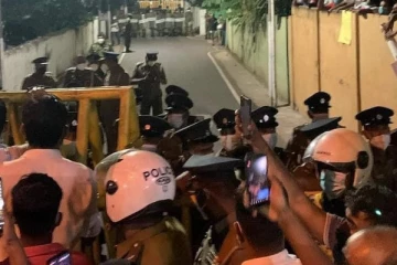 பாரிய கலவரமாக மாறிய மிரிஹான போராட்டம்- காவல் நிலையம் விரையும் மனித உரிமை ஆணைக்குழுவின் சிறப்புக் குழு!