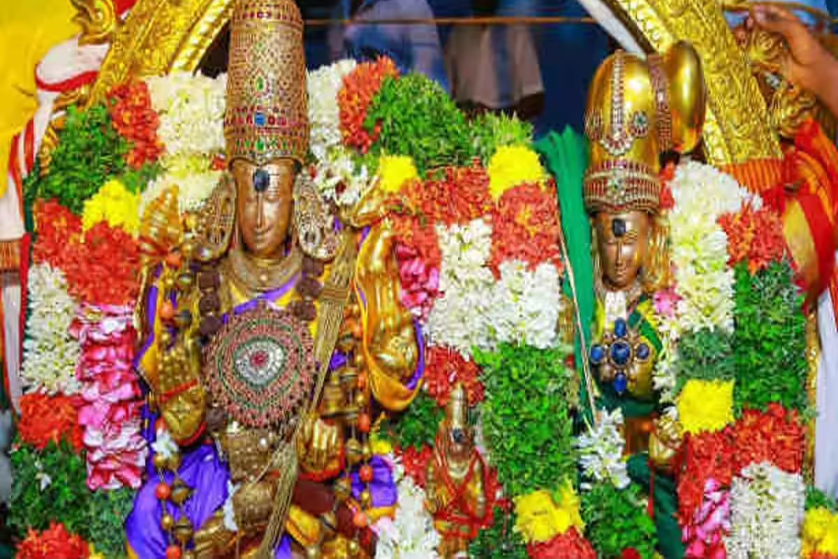 பச்சை பட்டு உடுத்தி வந்த மீனாட்சியம்மன்.. பின்னால் இருக்கும் காரணங்கள் | 2026 Reason Of God Meenakshi Wearing Green Saree