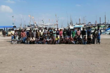 இலங்கையில் நேற்றிரவு அதிரடியாக கைது செய்யப்பட்ட 43 இந்திய மீனவர்கள்!