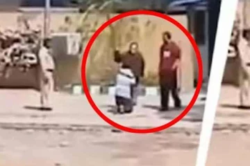 கார் சாரதியை செருப்பால் அடித்த அரசியல்வாதி மகள்