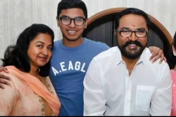 வெளிநாட்டில் செட்டிலாகிய நடிகர் சரத்குமாரின் மகனா இது!! மகனை பிரியாமல் கண்ணீர்விட்டு அழுத நடிகை ராதிகா