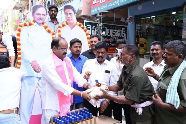 குவாட்டர் பாட்டிலுடன் சைட் டிஷ்ஷாக உயிர் கோழி வழங்கிய டிஆர்எஸ் கட்சி நிர்வாகி | Trs Leader Distributes Liquor Chicken Viral Video