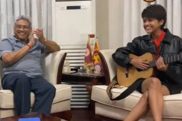 யொஹானியின் பாடலை பாரியாருடன் ரசித்த  ஜனாதிபதி!