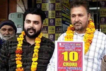 பம்பர் லொட்டரியில் 10 கோடி பரிசுவென்ற லொறி சாரதி! காலினை இழந்த மகனுக்காக உருக்கம்