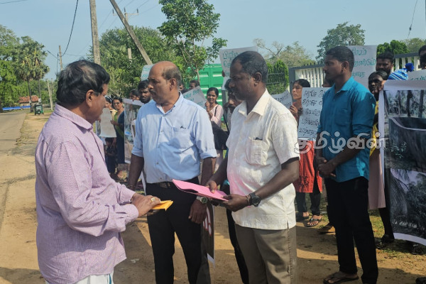 புதுக்குடியிருப்பு பிரதேச செயலாளருக்கு எதிராக மக்கள் கவனயீர்ப்பு போராட்டம் | Protest Against Pudukudiyirpu Divisional Secretary