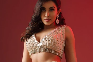 பார்வதி நாயர் தாறுமாறு கவர்ச்சி போட்டோஷூட்