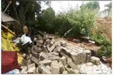 கனமழையால் சுற்றுச் சுவர் இடிந்து விழுந்து இருவர் உயிரிழப்பு