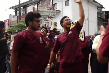 Lyceum වෙද උපාධි කඩය ඇතුළු ඉල්ලීම් කිහිපයක් වෙනුවෙන් කැළණියේ සරසවි වෛද්‍ය පීඨය පාරට බහී. (LIVE VIDEO)