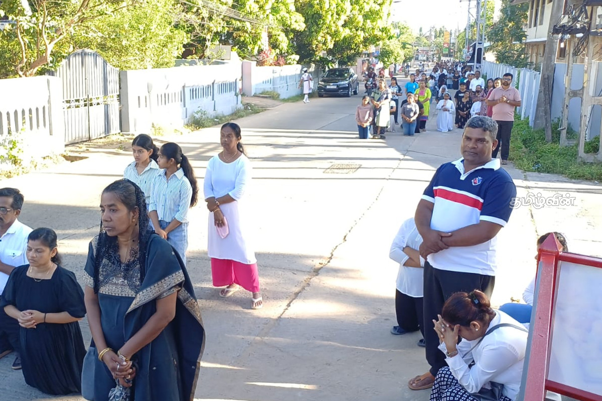 புனித வெள்ளியை முன்னிட்டு தமிழர் பகுதியில் சிலுவைப்பாதை வழிபாடுகள் | Stations Of The Cross On Good Friday